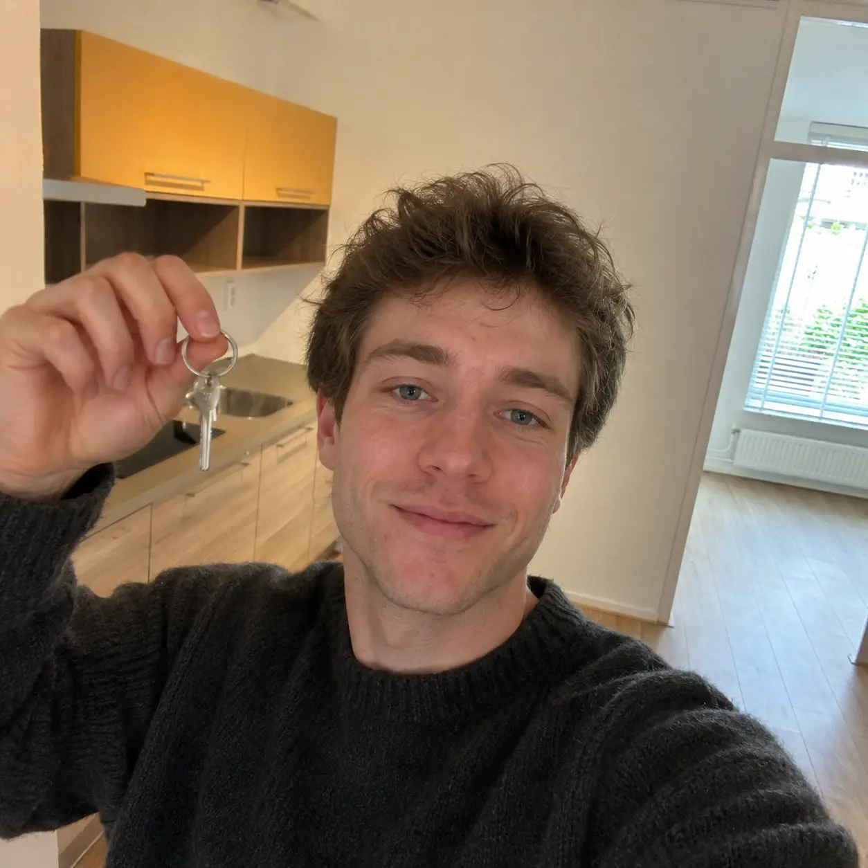 Huurder blij met de sleutel van zijn nieuwe woning